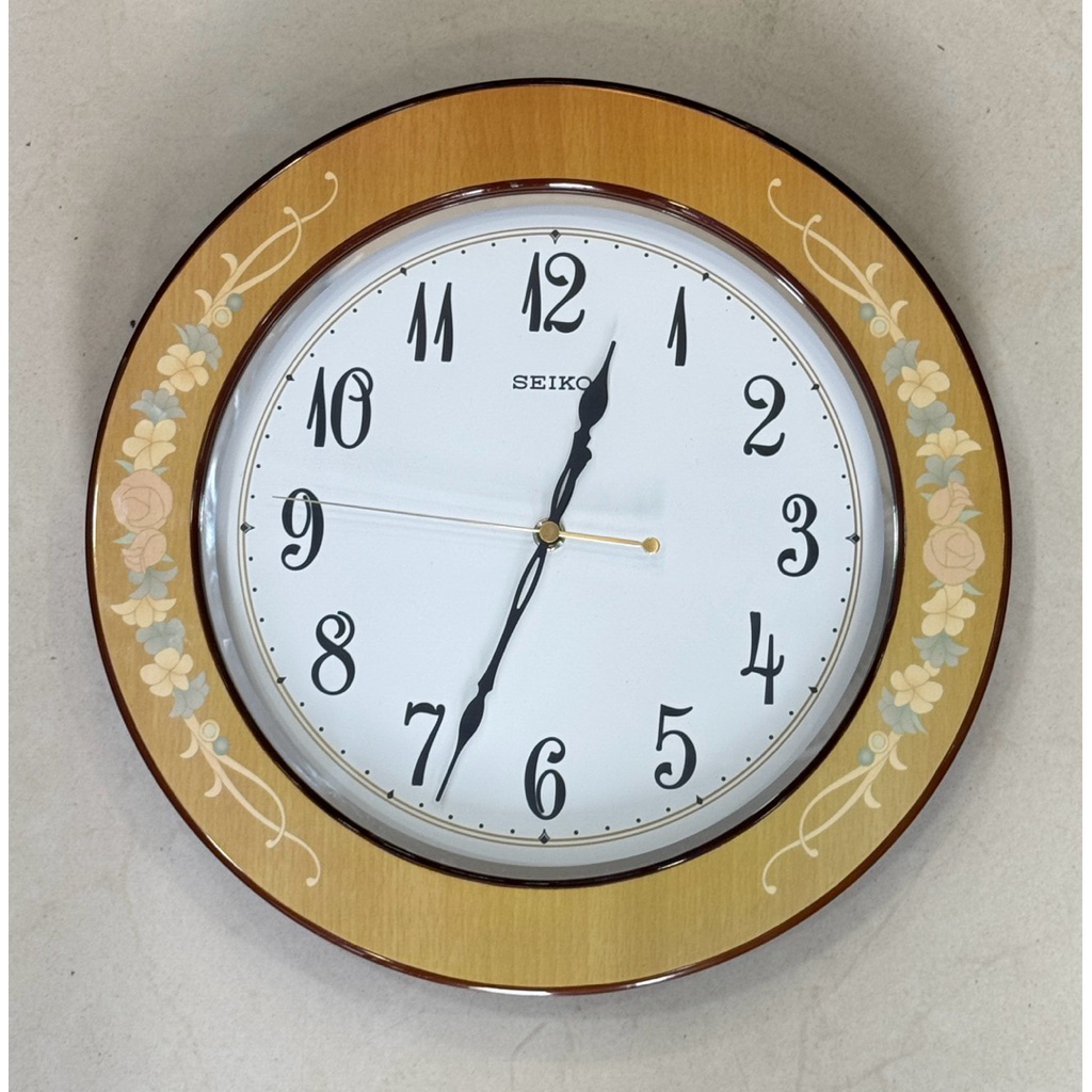 นาฬิกาแขวนยี่ห้อ seiko ขอบเรือนไม้แท้ สภาพใหม่เก่าเก็บมีตำหนิ
