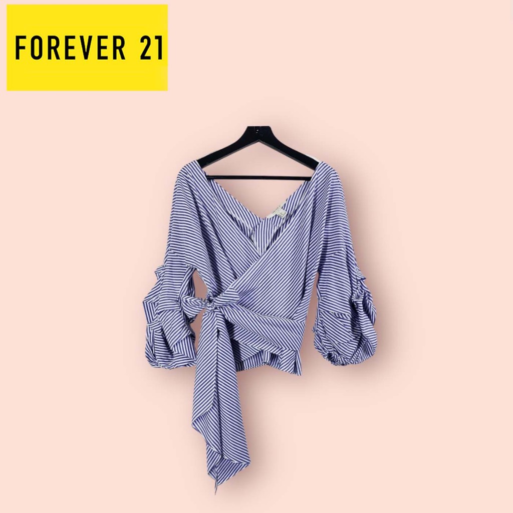 เสื้อ Forever21 สีน้ำเงิน-ขาว  ไซด์ -  S  อก 44 ยาว 23 นิ้ว  ผ้าโพลีอย่างดี เสื้อทรงสวยน่ารัก