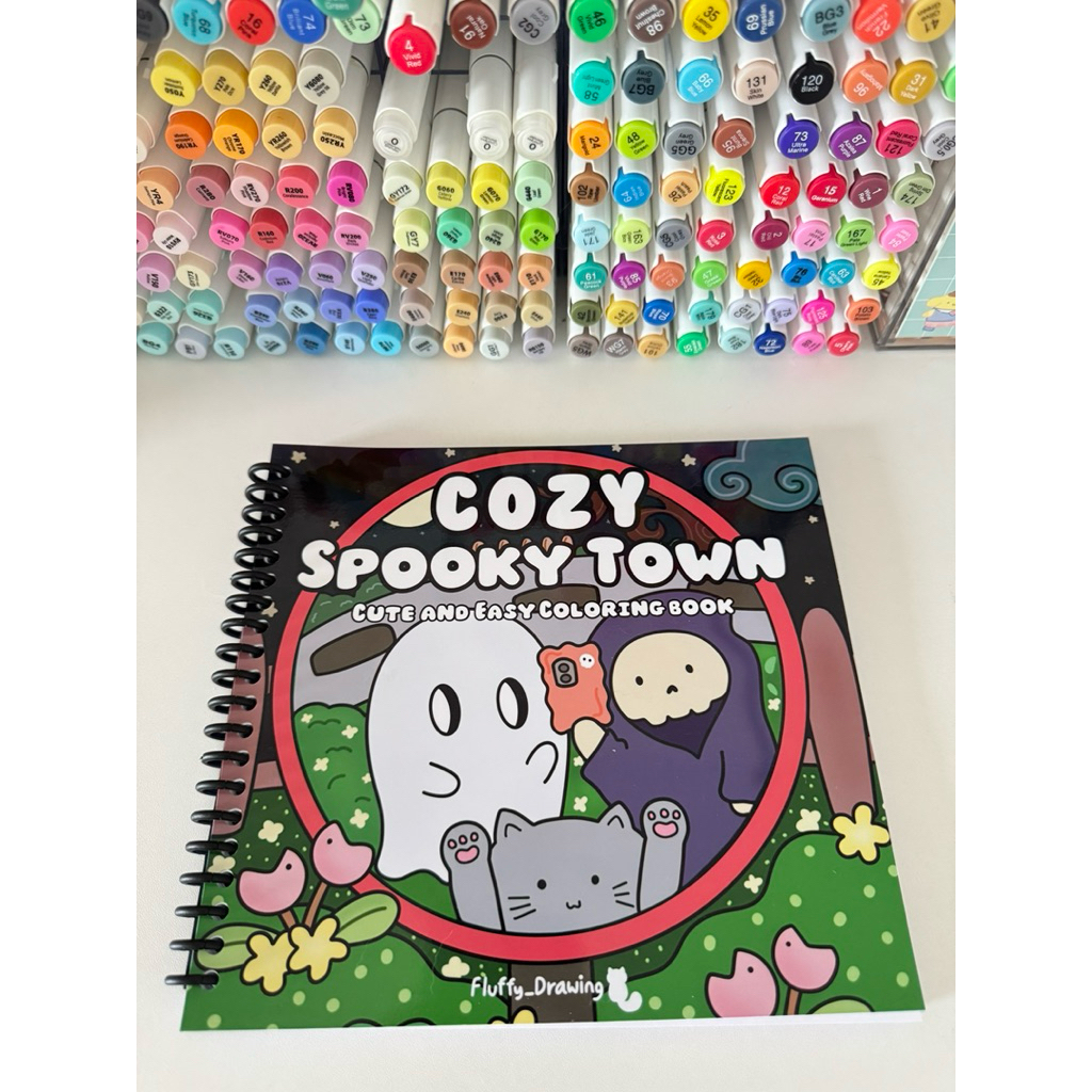สมุดระบายสีผีน้อยในเมืองน่ารัก (Cozy Spooky Town)