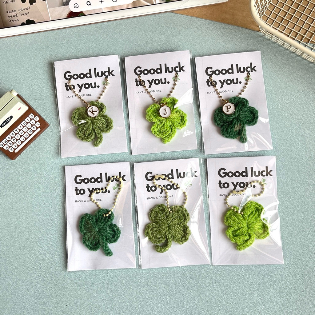 [พร้อมส่ง+มีโค้ดส่งฟรี ] 🍀พวงกุญแจใบโคลเวอร์ถักไหมพรม🍀 พร้อมจี้ตัวอักษร A-Z