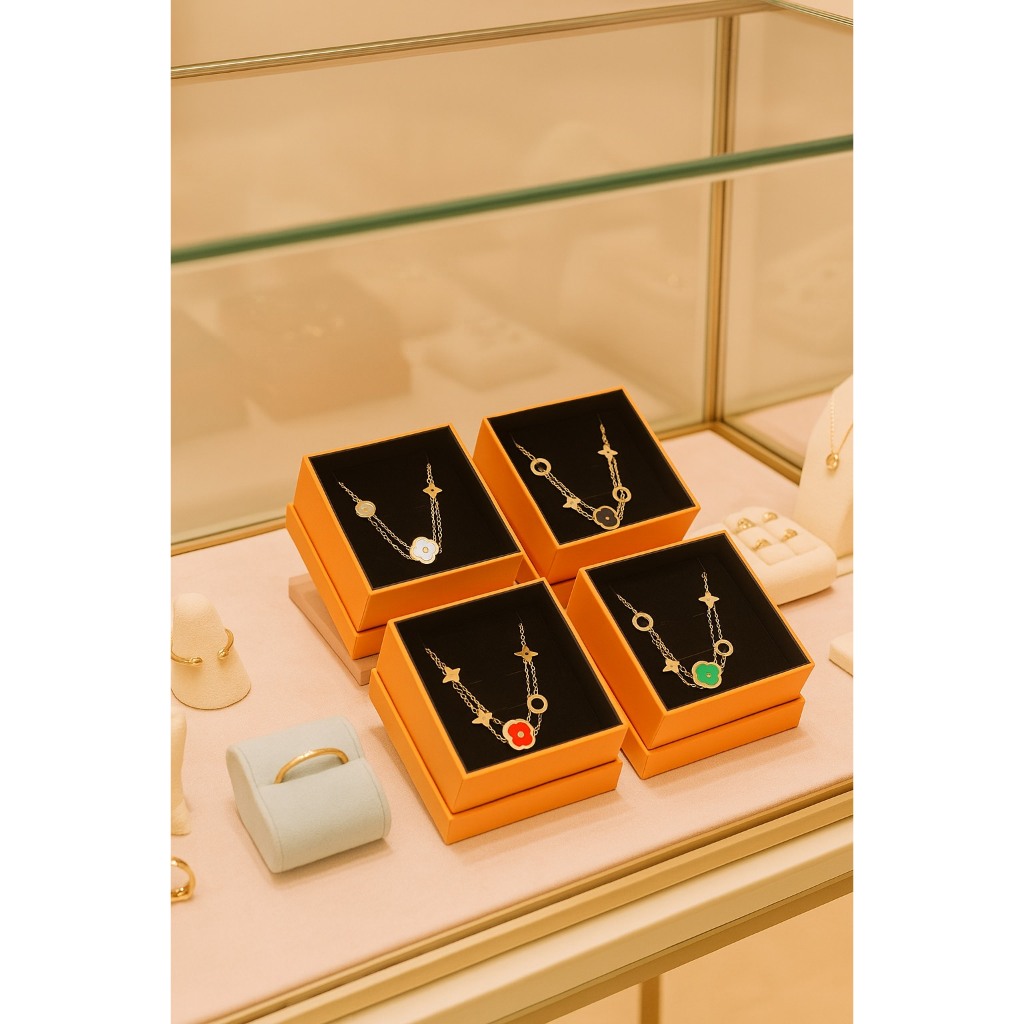 สร้อยข้อมือเหล็กไททาเนียม SSTEEL ความรู้สึกระดับไฮเอนด์ดีไซน์ดอกไม้สี่ใบนำโชค ไม่ซีดไม่จาง ไม่ลอกไม่