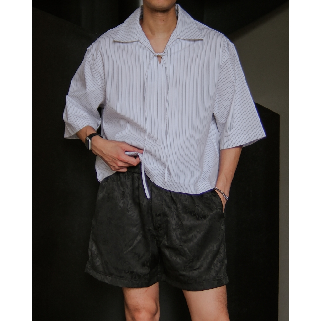 COMPOSE. - Fisherman Cropped Shirt in Striped White | เสื้อเชิ้ตแขนสั้น คอเปิด พร้อมเชือกผูก ลายริ้วสีขาว