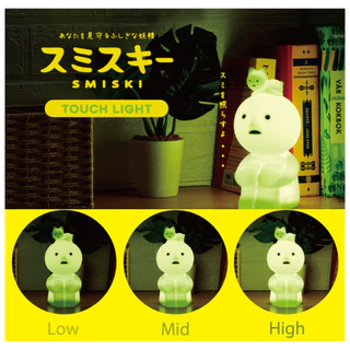SMISKI Touch Light เป็นโคมไฟตั้งโต๊ะรูปตัวละคร Smiski ที่มาพร้อมกับแมวตัวเล็ก ๆ อยู่บนหัว **OM-13