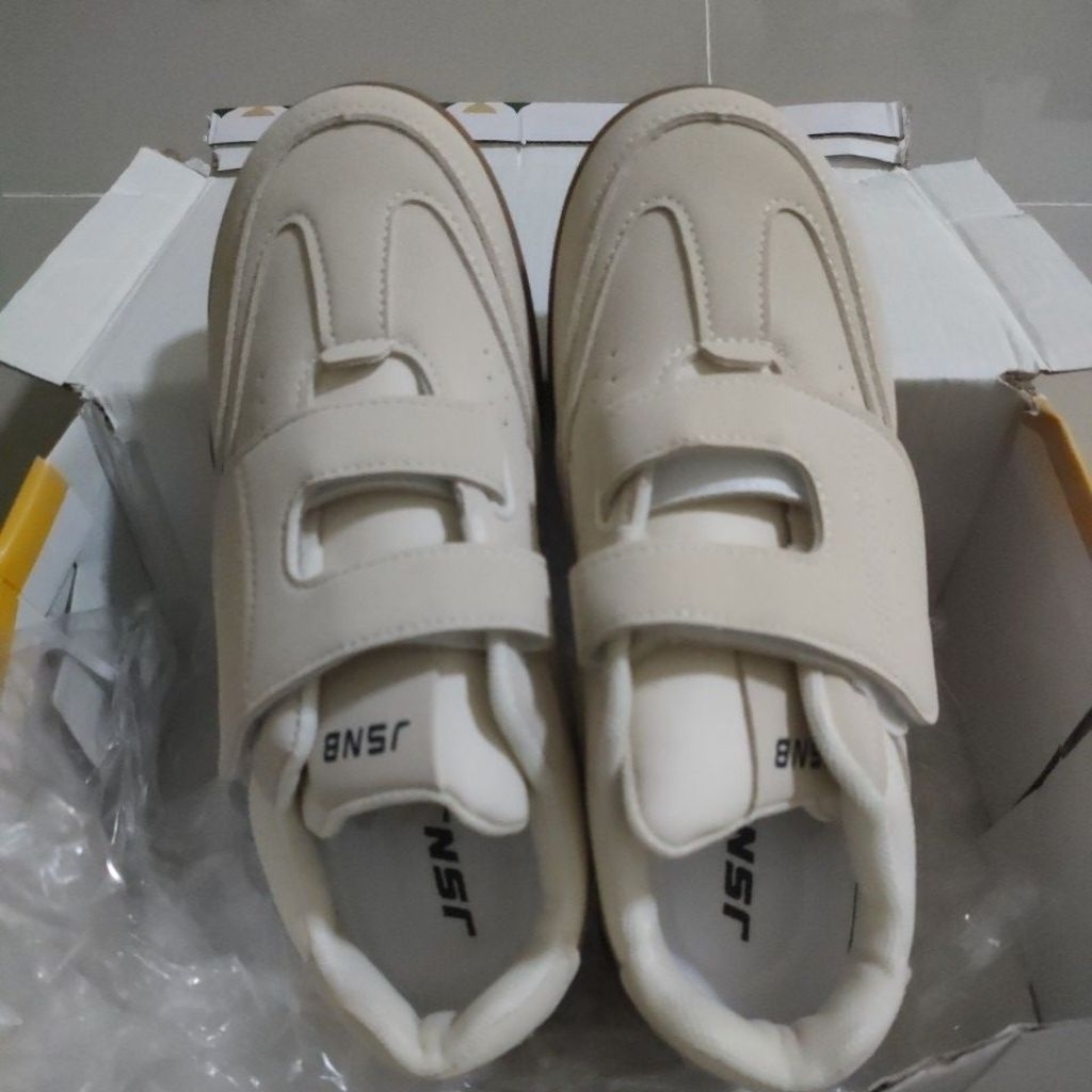 JSNB รองเท้าผ้าใบสีครีม