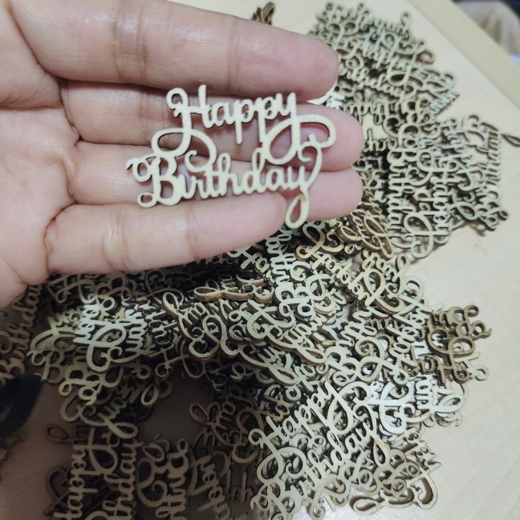 ป้าย “Happy birthday” ทำจากไม้ ตัดเลเซอร์อย่างดี ขนาดเล็ก ทำสีได้ง่ายๆ สามารถนำไปทำงาน DIY ต่างๆได้(กว้าง2ซม.xยาว5ซม.)