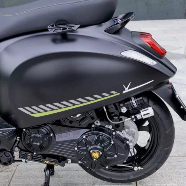 TR Factory โลโก้ V ติดหน้า & ข้างตัวถังรถ Vespa วัสดุ : อลูมิเนียม CNC โค้งเข้ารูปกับตัวถัง เวสป้า ทุกรุ่น