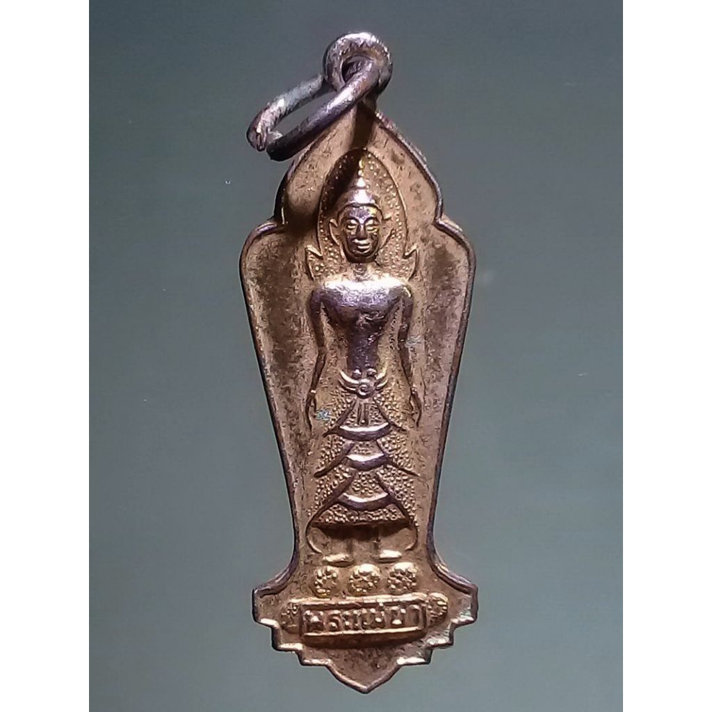 Antig Lee 877  เหรียญกะไหล่ทอง พระแม่ย่า จังหวัดสุโขทัย สร้างปี 2513 ขนาดเทียบกับเหรียญบาท