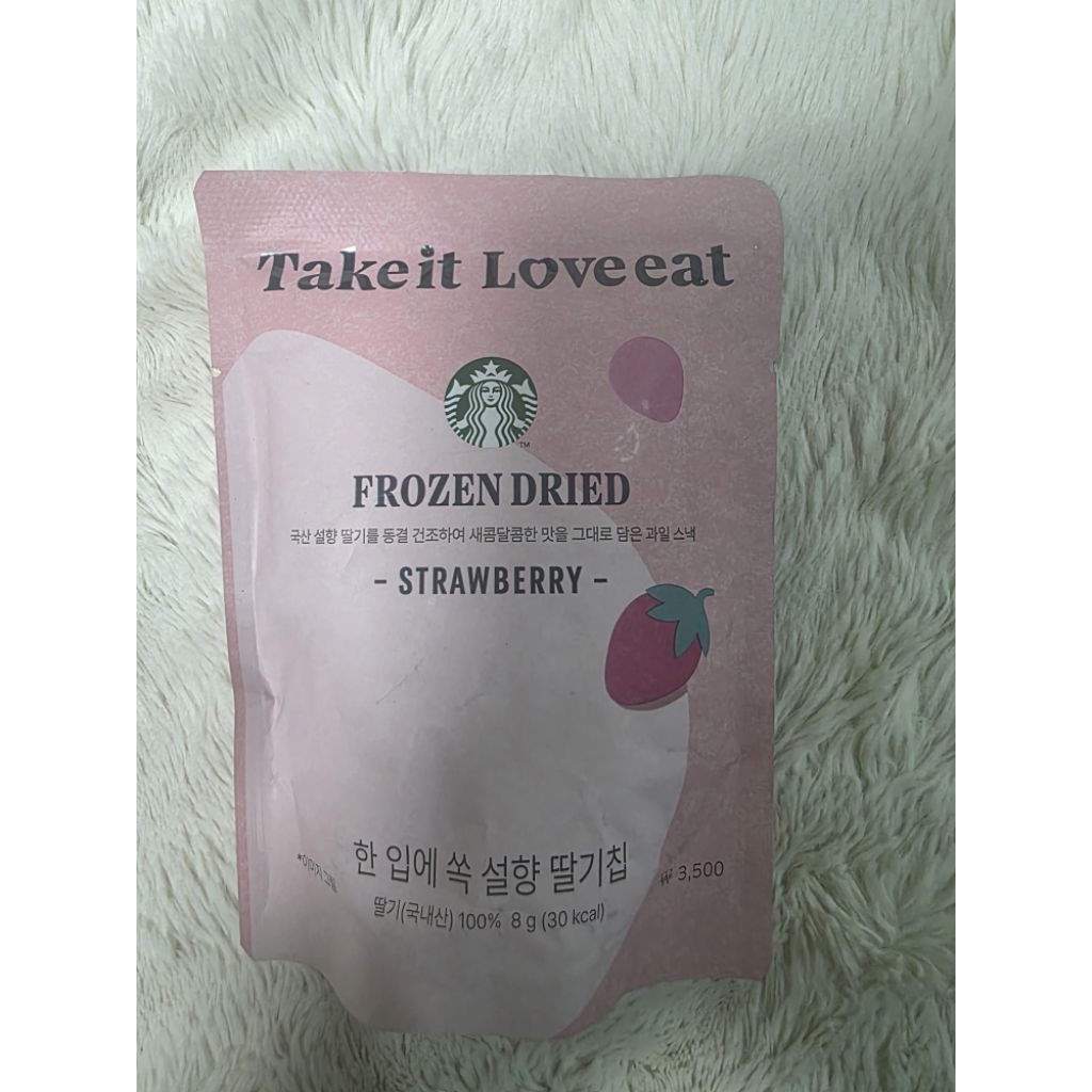 Take it love eat สตรอเบอรี่อบแห้งแท้100% ของ starbuck 8 กรัม ขนมอาจมีแตกบ้างเนื่องจากผ่านการขนส่งจาก