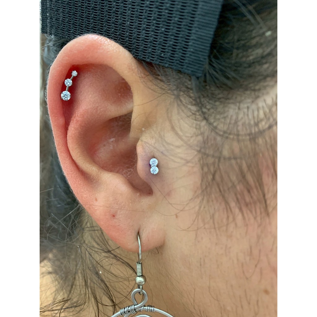 Piercingroom by Jay حلق تيتانيوم بحجرين زركون — صورة 5