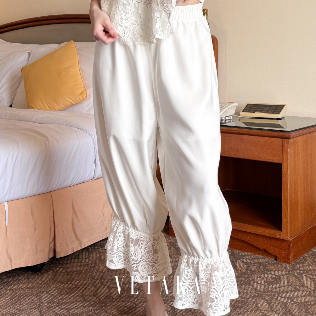 VETAKA Jasmine pants (กางเกงทรงจินนี่ เอวยาง แต่งลูกไม้ที่ปลายขา มีซับในขาสั้น)