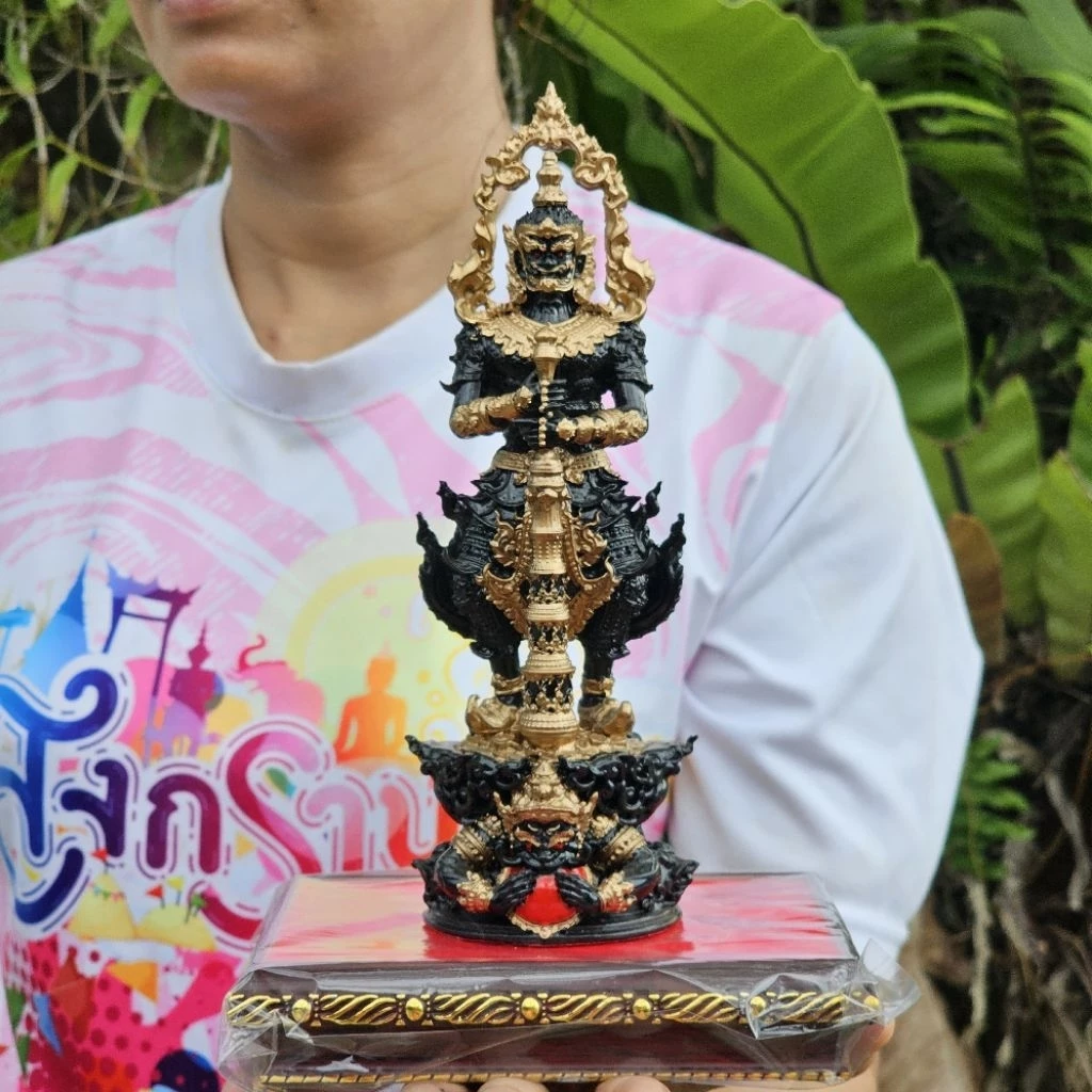 ท้าวเวสสุวรรณเเร่เหล็กน้ำพี้ฐานกว้าง2.5นิ้วสูง8นิ้วเเถมฟรีฐานรอง