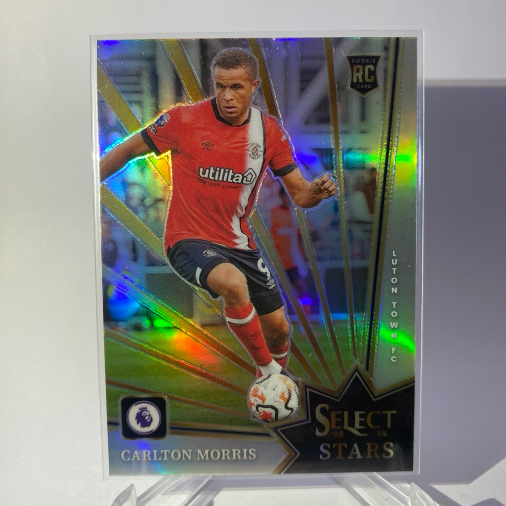 การ์ดนักฟุตบอลสำหรับสะสม CARLTON MORRIS, RC, LUTON TOWN, SELECT STARS, (PRIZM), PANINI SELECT 2024