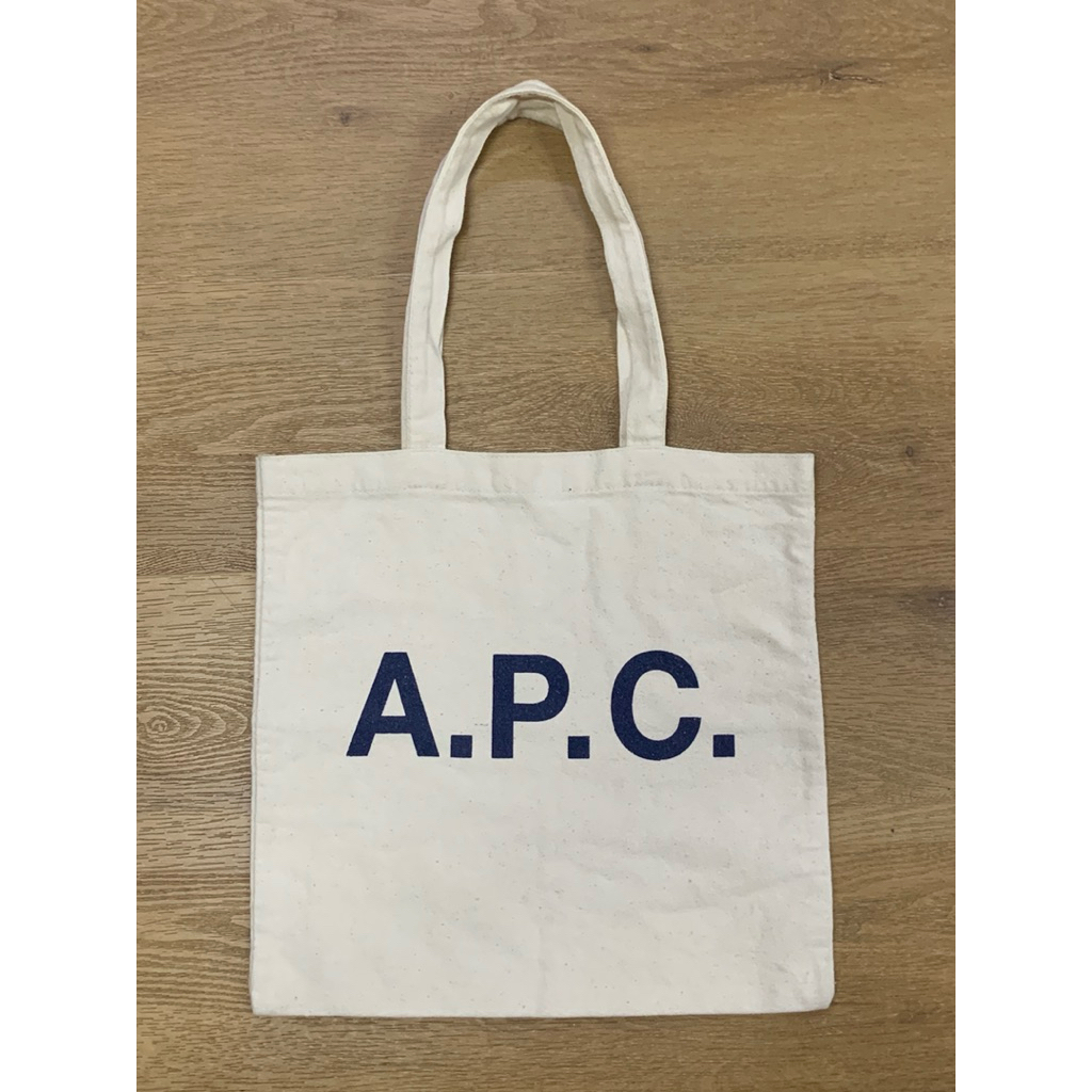 A.P.C. tote จากmagazineญี่ปุ่น โดยรวมสภาพดี 🔹cr:2รูปสุดท้ายจากinternet