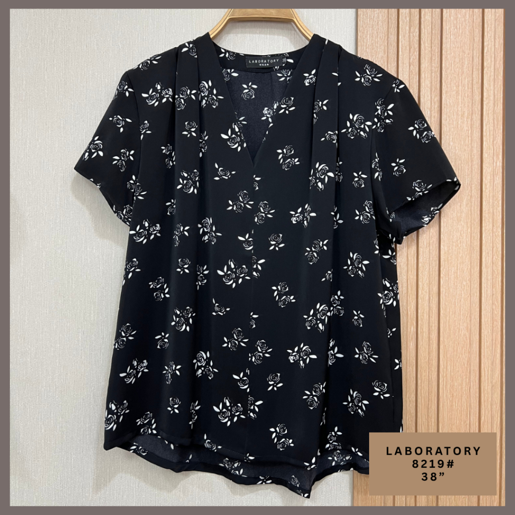 Laboratory เสื้อทำงาน 8219 เสื้อคอวีแขนสั้นลายกราฟฟิก ลายจุด ไซส์ 38",42"