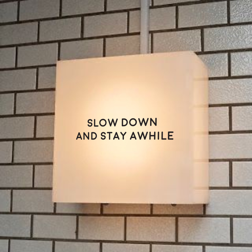 ป้ายตกแต่งร้านกาแฟ ป้ายคำอังกฤษ “Slow down and stay awhile” สไตล์มินิมอล เรียบเท่ ขนาด 20x20 ซม.