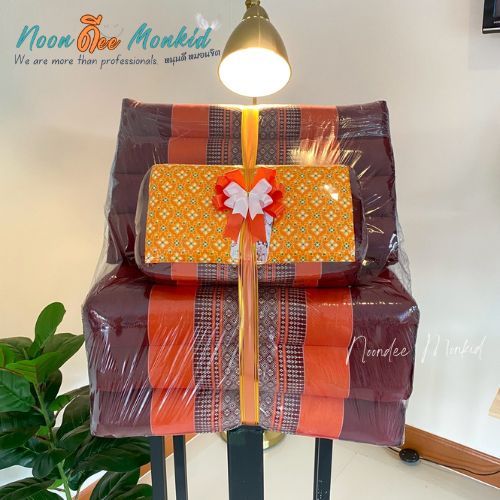 ของรับไหว้ ของชำร่วย  หมอนอิงสามเหลี่ยม 10 ช่อง 3 พับ ฟรีป้ายน่ารัก 1 ชุด (จำกัดการสั่ง 1 ออเดอร์ ไม่เกิน 2 ชิ้น)