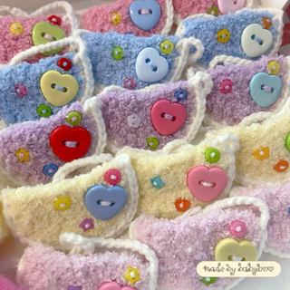 ( พร้อมส่ง ) ผ้ากันเปื้อนไหมพรม | ชุดตุ๊กตา 10 cm