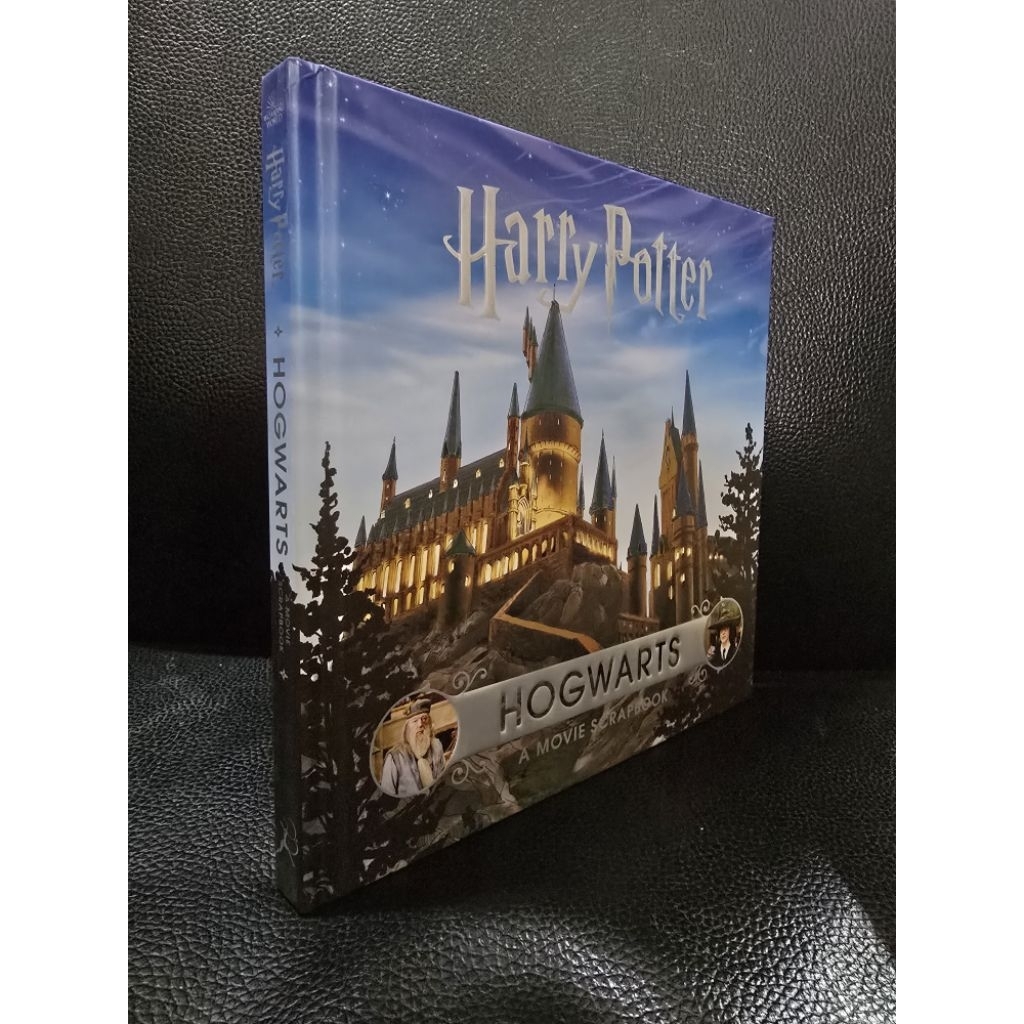 (หนังสือภาษาอังกฤษพร้อมส่ง) Harry Potter
HOGWARTS

A MOVIE SCRAPBOOK (R5)
