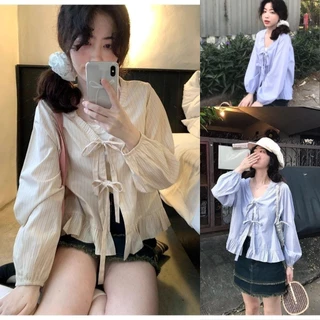 Chili Koko เสื้อเชิ้ตผู้หญิงคอวีแขนยาวสีฟ้าลายทางสไตล์เกาหลี ผูกโบว์สองชั้นและชายเสื้อระบาย เสื้อแขนพอง W680