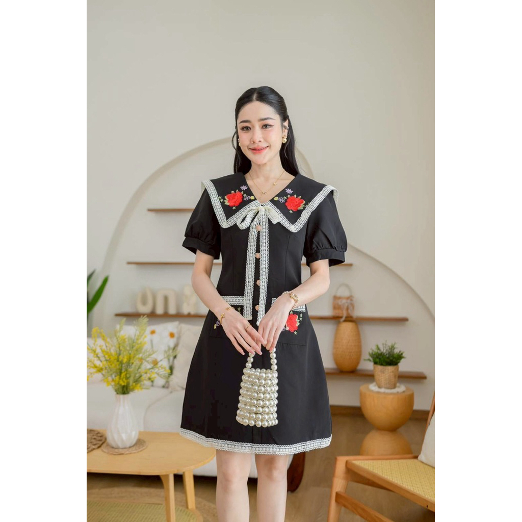 (m) เดรสสั้น เดรสสีดำ คอปก ปักดอกแดง งานป้าย ananya