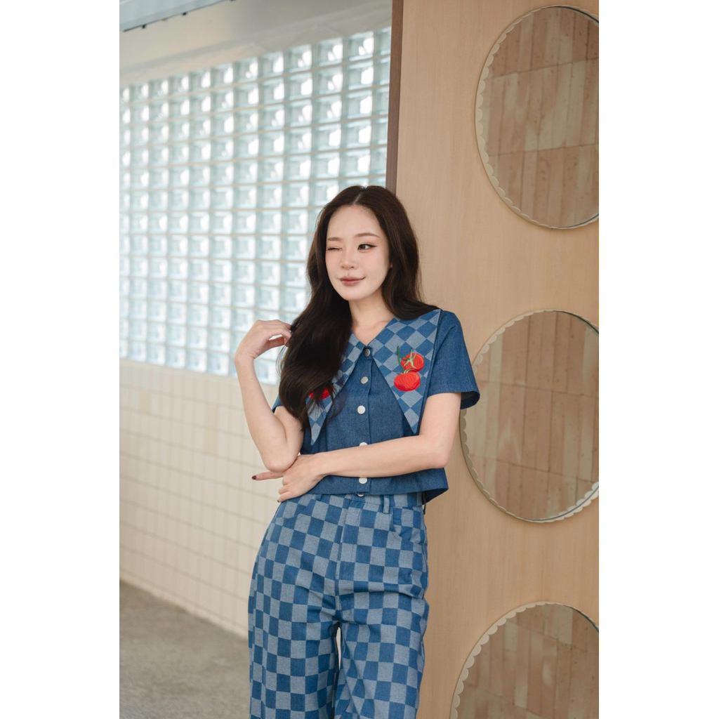 ร185 Tomato Scott ชุดยีนส์คอปกรุ่นใหม่ เสริมความน่ารักด้วยผ้ายีนส์ปักมะเขือเทศที่ปก กับกระเป๋าหลัง