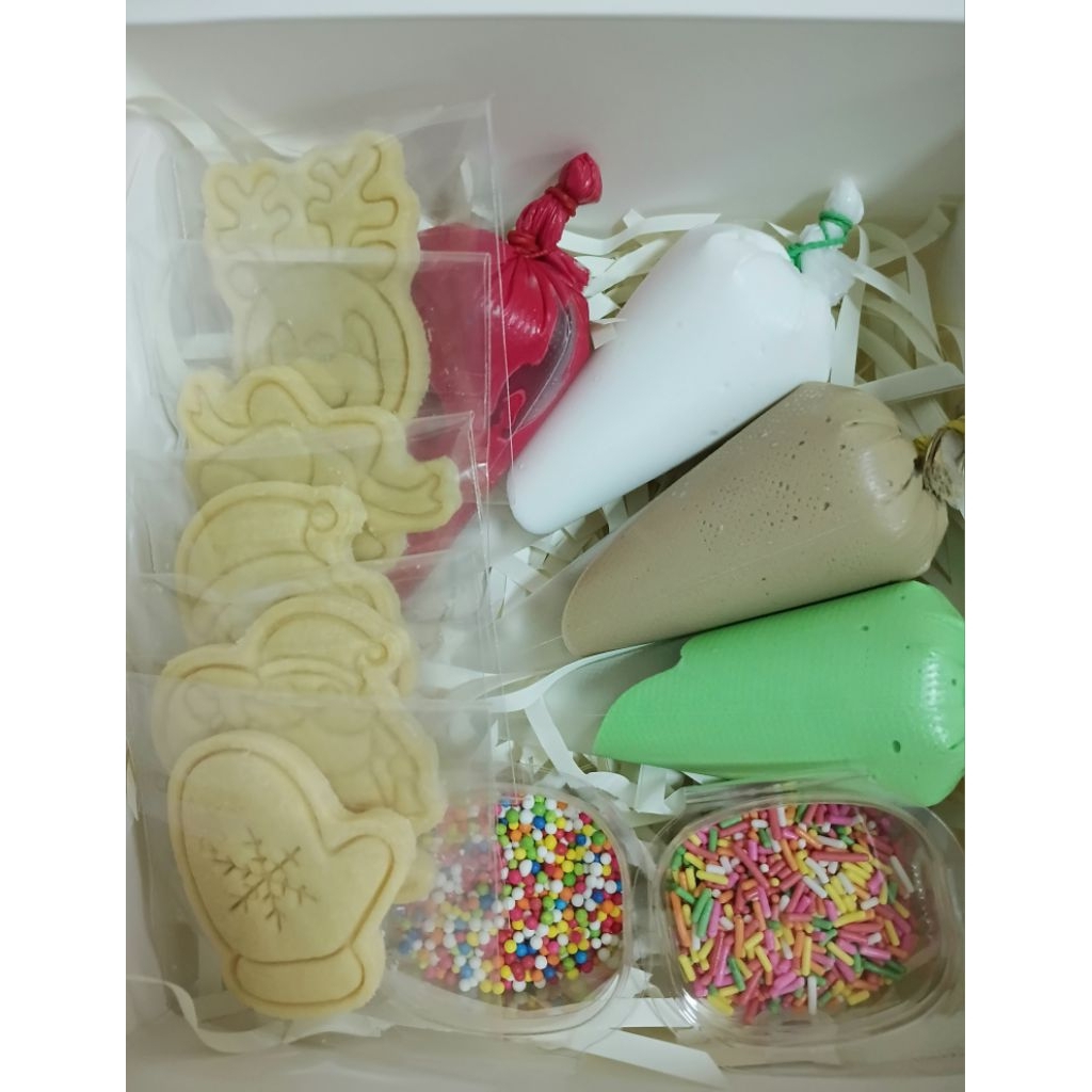 DIY Christmas Cookies ​ (Set ธีมคริสต์มาส) คุกกี้เนยสดแต่งหน้าเอง ด้วยรอยัลไอซิ่ง คุกกี้ 5 ชิ้น ไอซิ่ง 4 สี