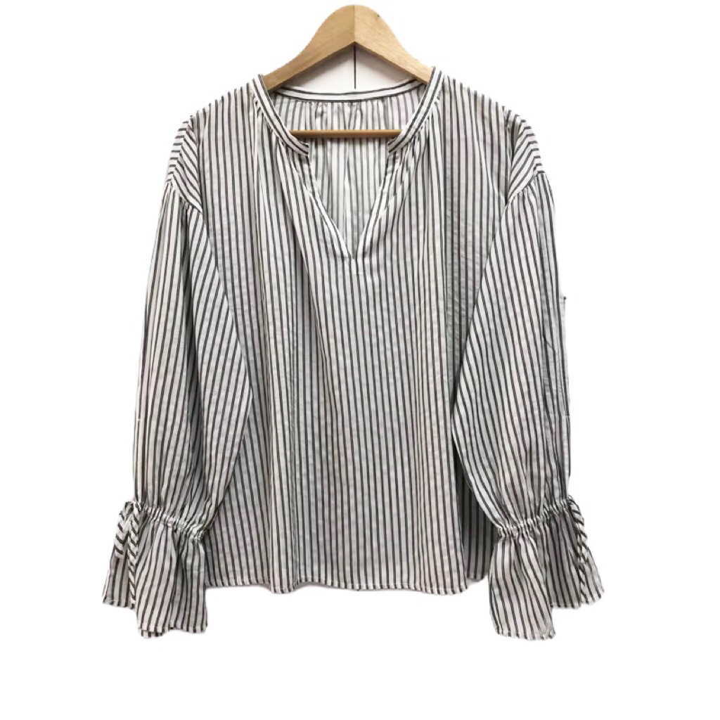 GU เสื้อคอจีน-วี ทรงโคร่ง สีขาว-ดำ ลายริ้ว ป้าย M มือสอง