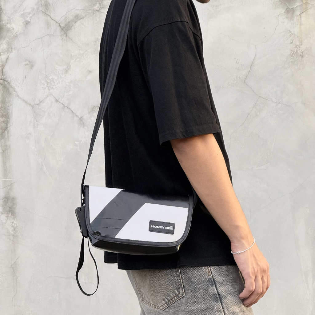 กระเป๋า HONEY BEE กระเป๋าสะพายข้าง สายเบลท์ กระเป๋าผ้าใบ PVC ทนทาน (ขนาด 10นิ้ว)