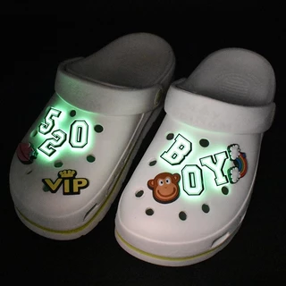 Hot เสน่ห์รองเท้า ดิY ตัวอักษรเรืองแสง A-Z shoe charms สไตล์ การ์ตูน รองเท้าแตะ หัวเข็มขัด พีวีซี รองเท้า อุปกรณ์เสริม ป