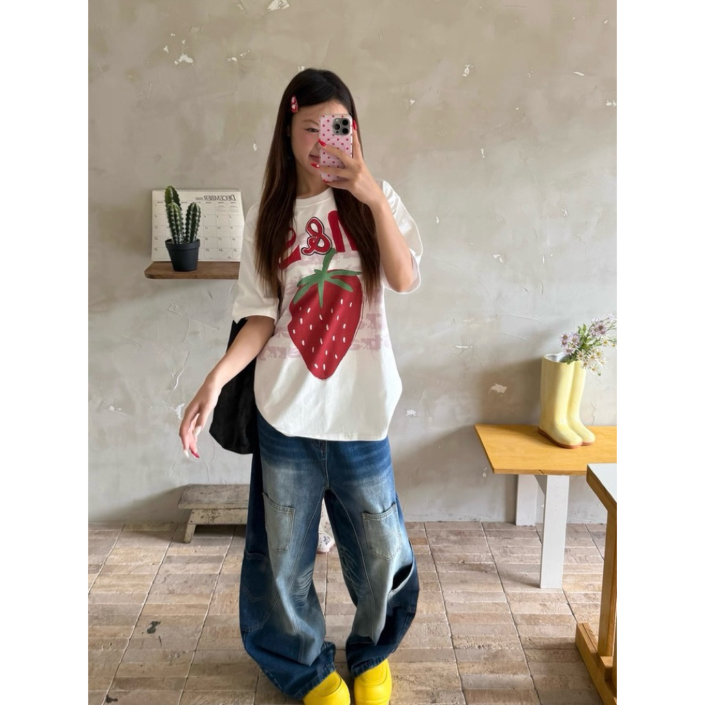 CGGA เสื้อยืดแขนสั้นพิมพ์ลายตัวอักษรสตรอว์เบอร์รี
