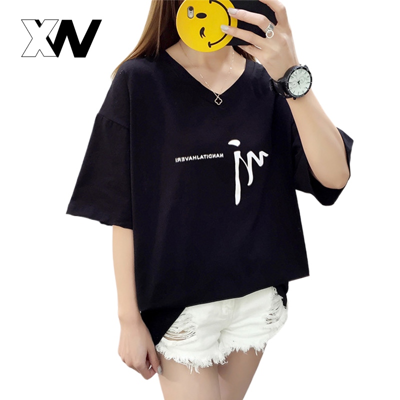 XWbrand  NEW เสื้อคอวีผู้หญิง ไซส์โอเวอร์ไซส์ ลายพิมพ์กราฟิก เรียบง่ายและมีสไตล์ เนื้อผ้าบางเบาสวมใส่สบาย  แขนตก