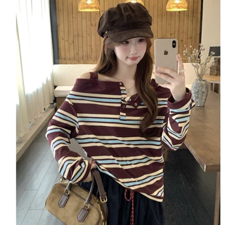 Elly พร้อมส่ง🦄เสื้อยืดแขนยาวเปิดไหล่ลายทาง🦄ดีไซน์เก๋ๆ ทรงหลวม แต่งกระดุมใช้ได้จริง คอวี สไตล์ลำลอง ไปคาเฟ่ น่ารักๆ