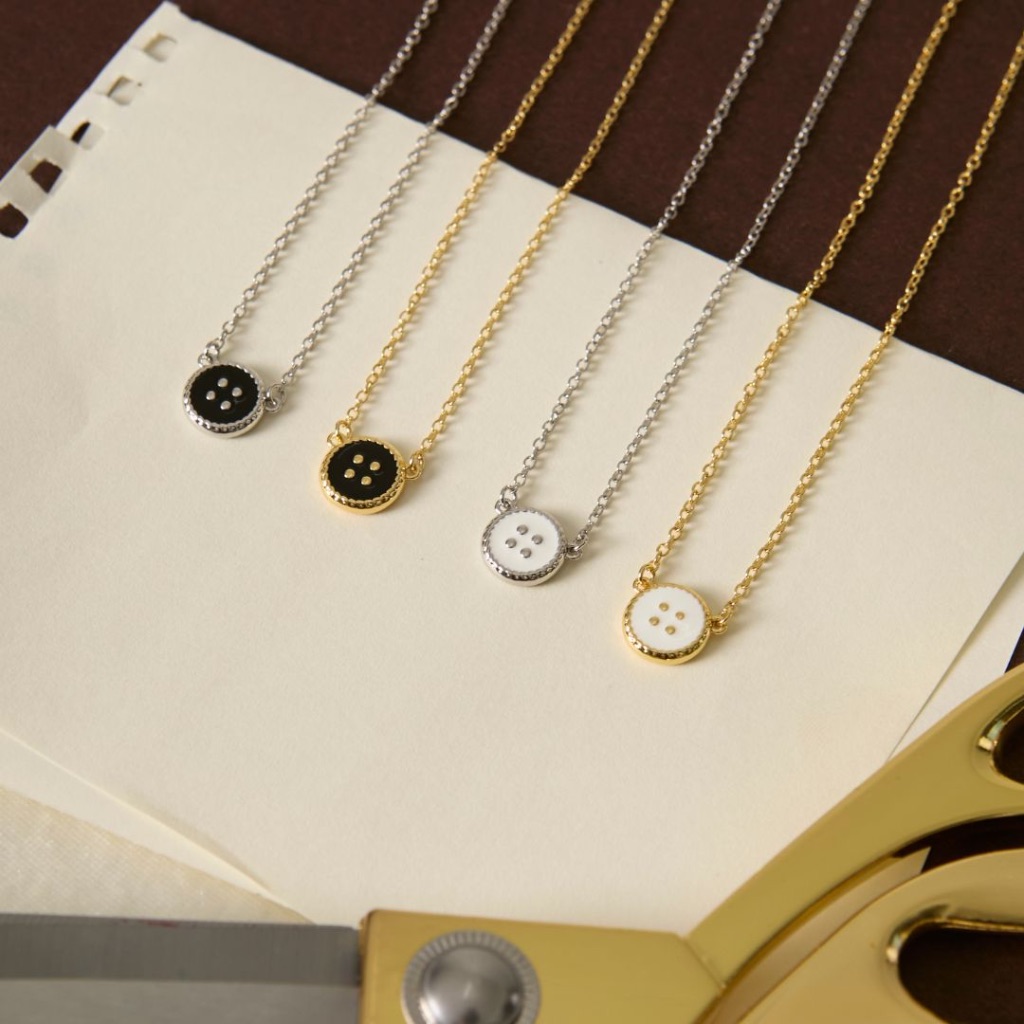 Petite Tailor Button Necklace สร้อยคอสายโซ่ห้อยกระดุม