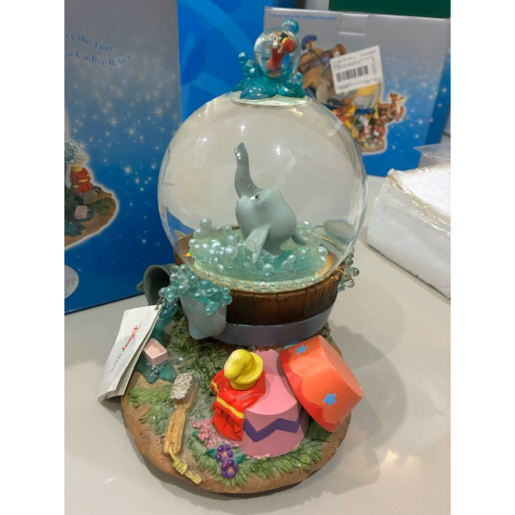 Dumbo #snowglobe #disney สวยมาก