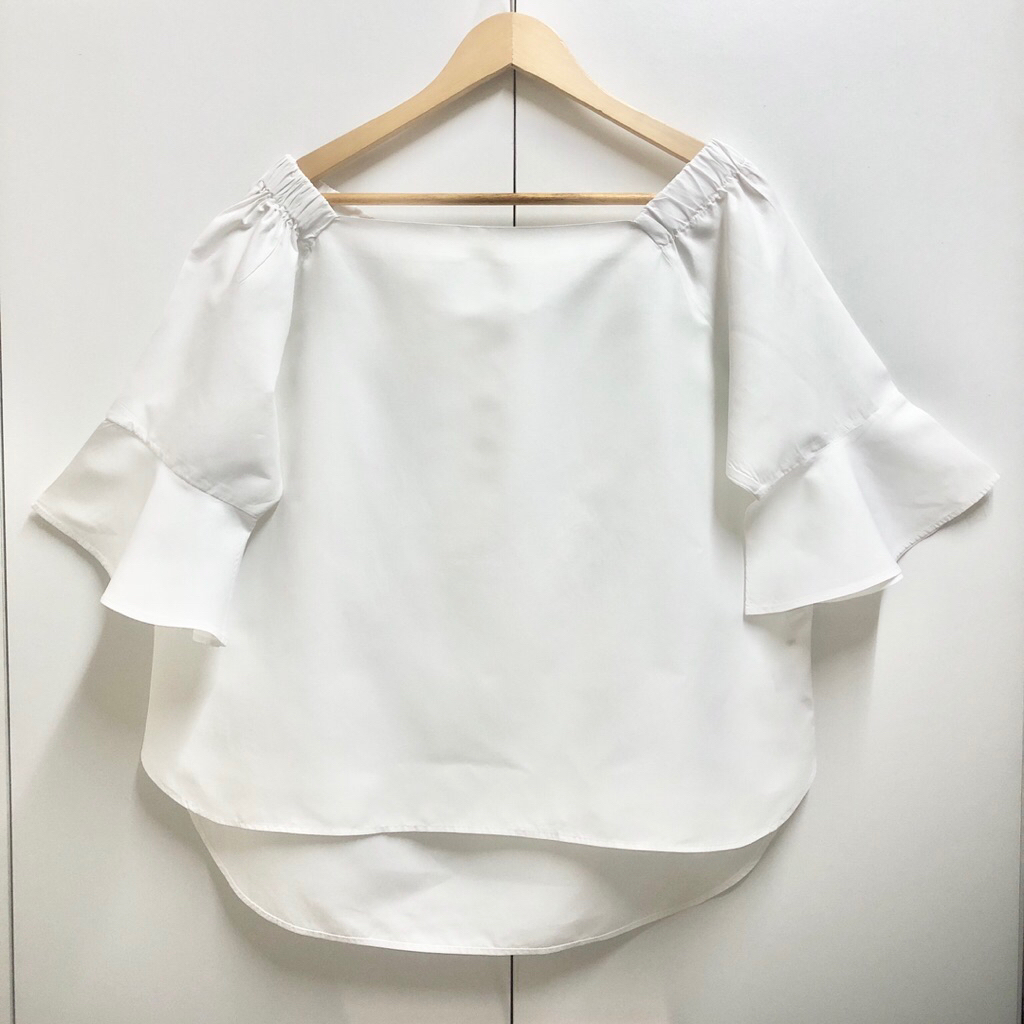 IEDIT เสื้อเกาะไหล่ แขนกระดิ่ง สีขาว มือสอง