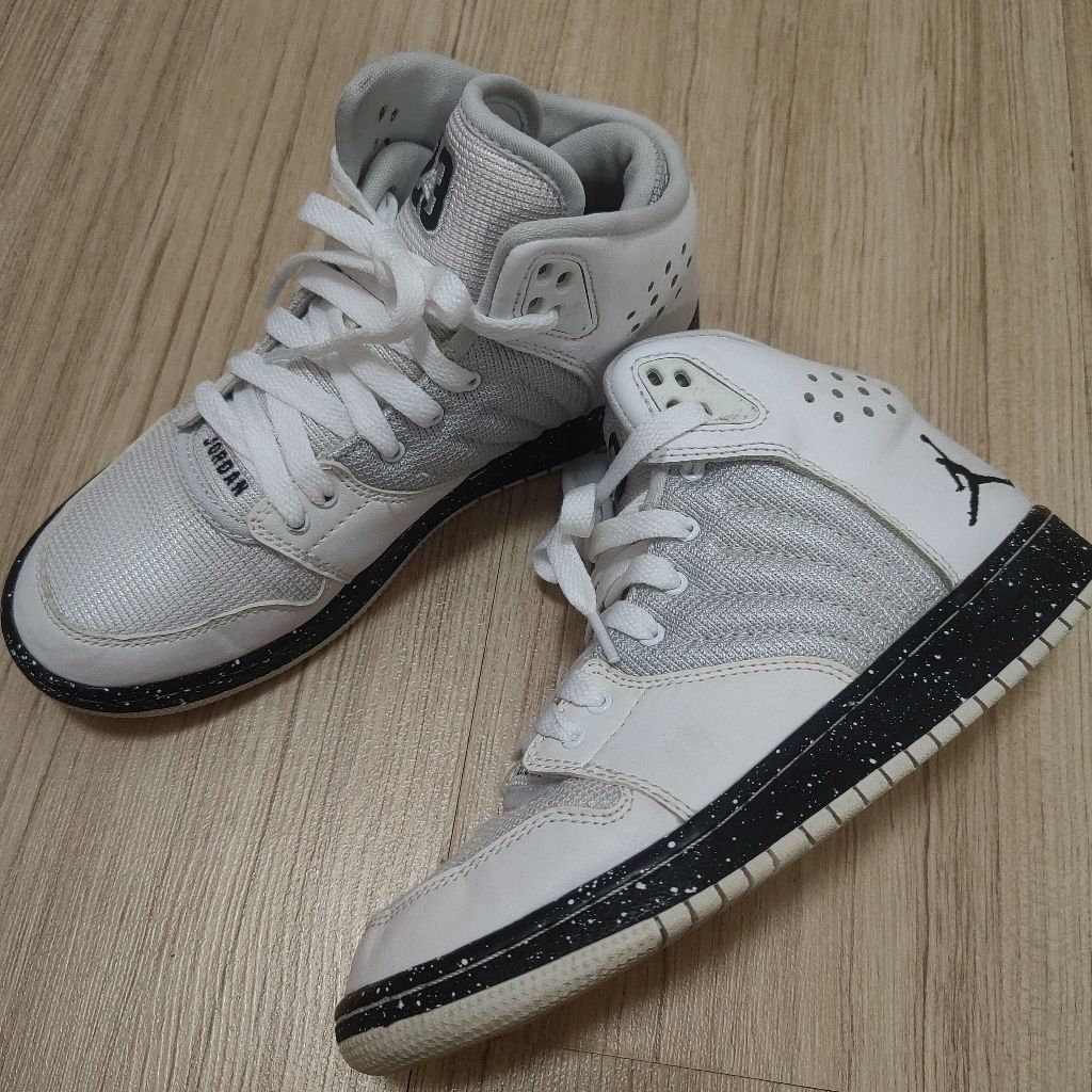 รองเท้า​ผ้าใบ​มือสอง​แบรนด์​ Jordan