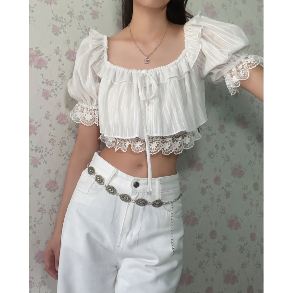 Mona lace top - เสื้อครอปปาดไหล่แต่งลูกไม้ / tomato_heart