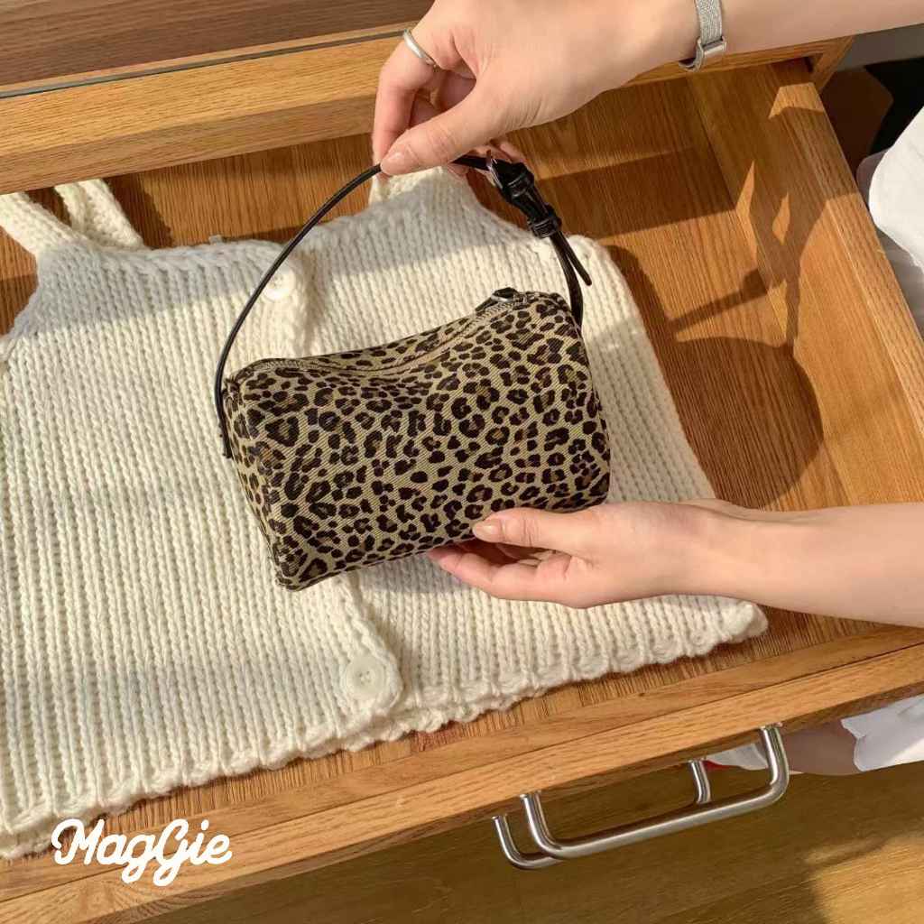 Maggie – LEOPARD LOAF กระเป๋าสะพายข้างลายเสือ กระเป๋าสะพายข้างแคนวาสพิมพ์ลาย ราคา ถูกที่สุด ดีลบีเคเค แกลเลอรีภาพที่ 4