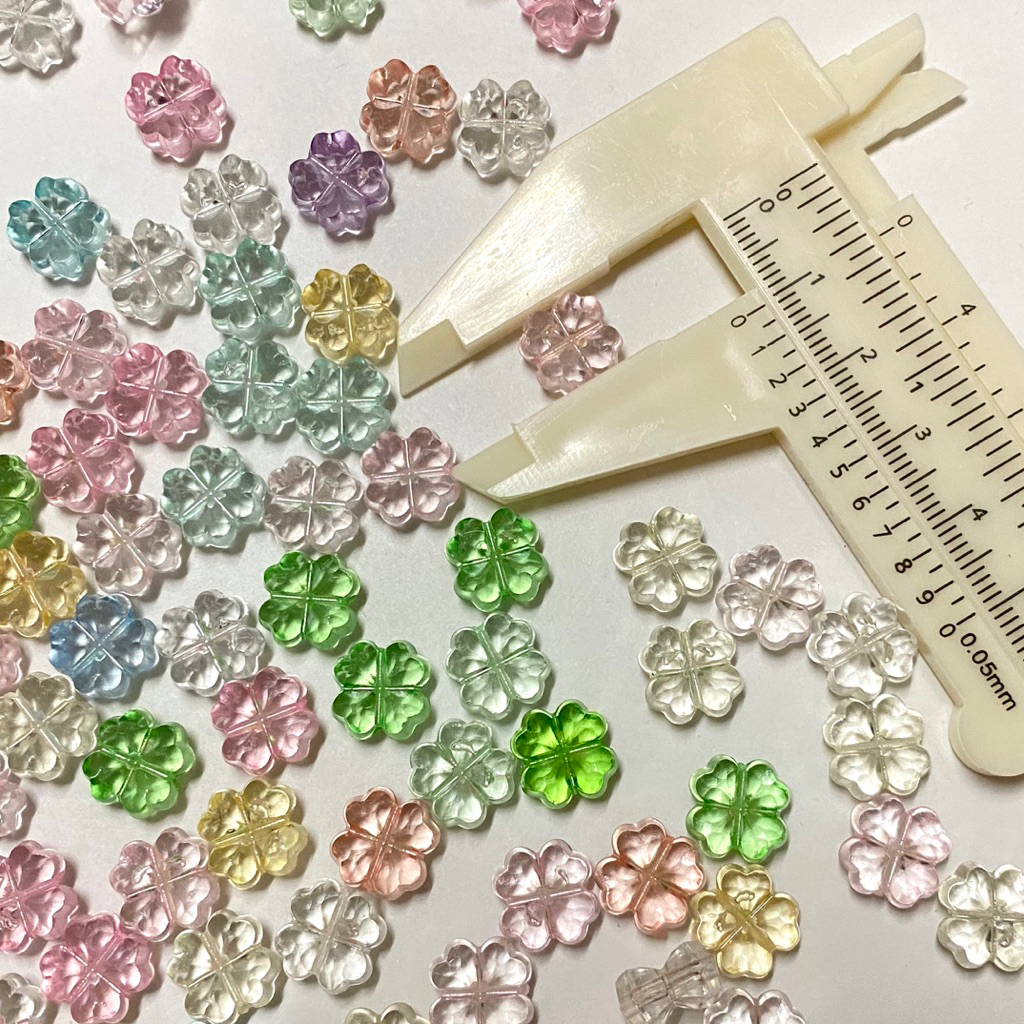 ลูกปัดใบโคลเวอร์ พลาสติก สินค้าคละสี บรรจุ 10-15 ชิ้น #สินค้าพร้อมส่งในไทย - รูปที่ 2