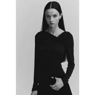 H&M(เอชแอนด์เอ็ม) เสื้อท็อปดีไซน์บิดเกลียว Women Twist-detail top 1313818_1
