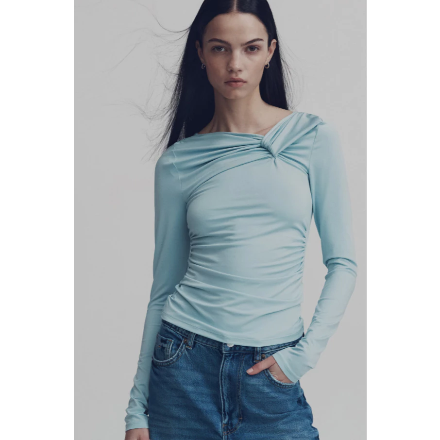 H&M(เอชแอนด์เอ็ม) เสื้อท็อปดีไซน์บิดเกลียว Women Twist-detail top 1313818_1
