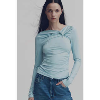H&M(เอชแอนด์เอ็ม) เสื้อท็อปดีไซน์บิดเกลียว Women Twist-detail top 1313818_1
