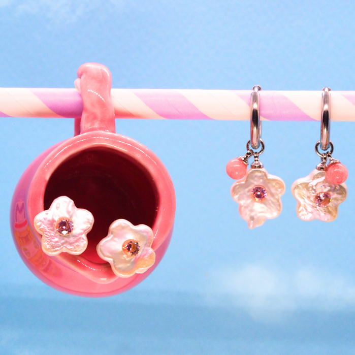 just gleam things - Gleamy Garden Earrings ต่างหูมุกน้ำจืดทรงดอกไม้ห้ากลีบ ประดับเพชร CZ