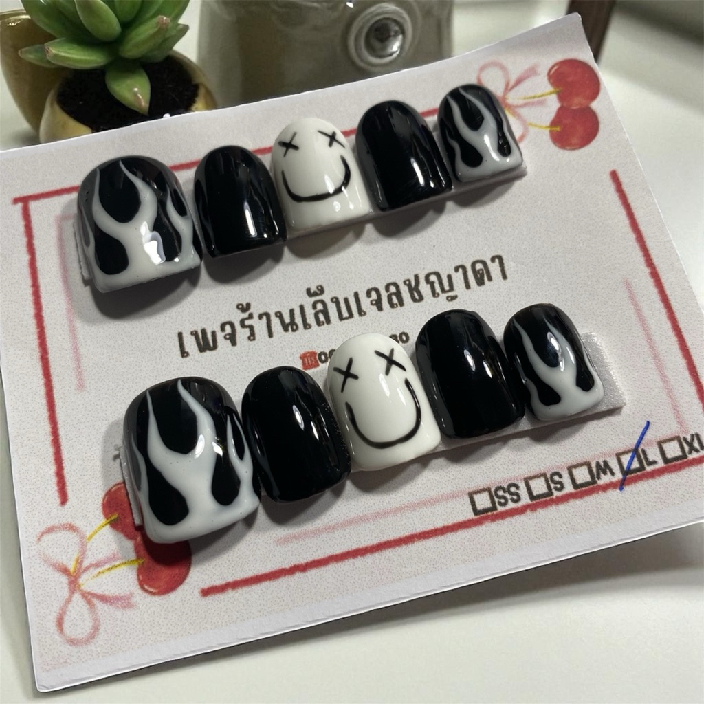 เล็บเจลลายไฟขาวดำ🤍🖤แจ้งเปลี่ยนสีและทรงเล็บได้จ้า