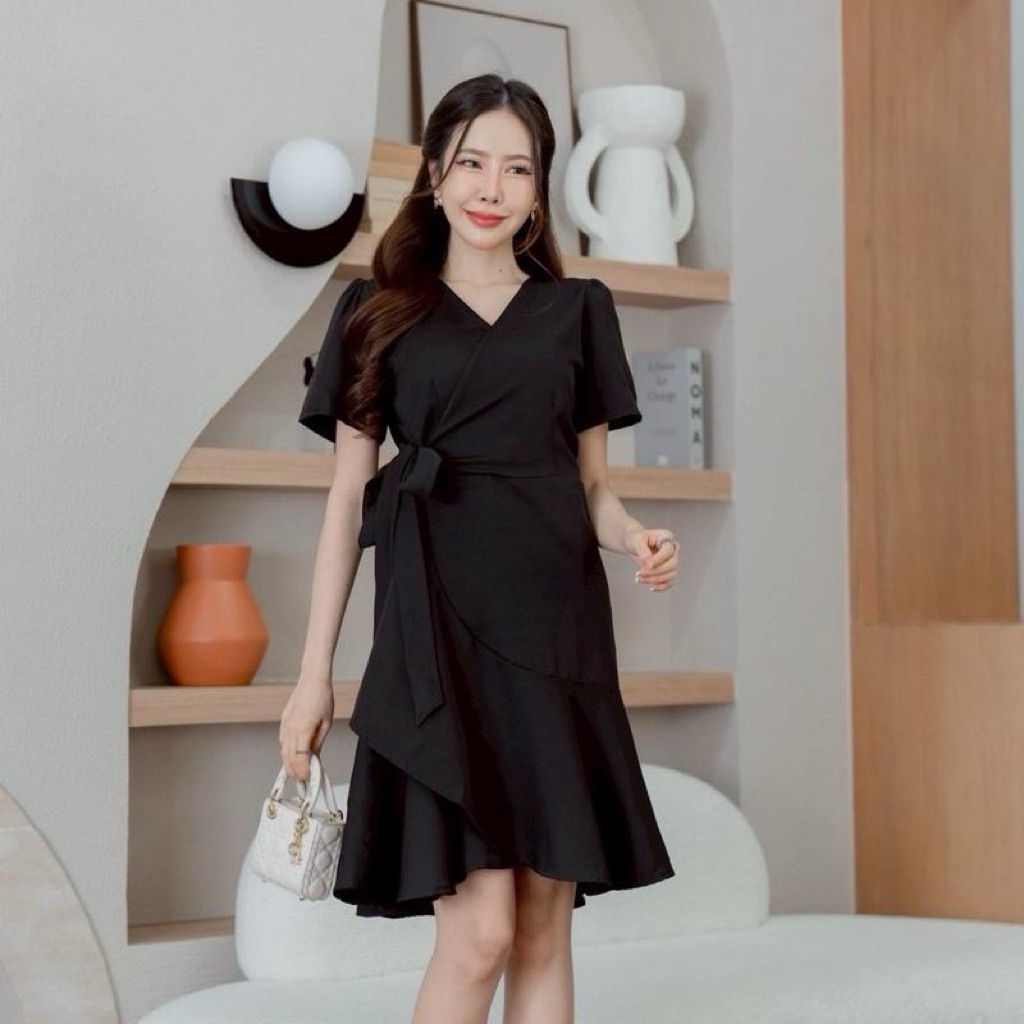 S905 เดรสสั้นดำ คอวีป้ายระบายข้าง แขนสั้น  ผูกโบว์  กระโปรงปล่อยๆ ปรับตามไซส์
