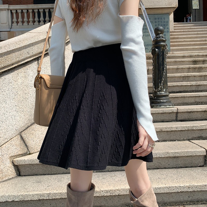 Zenmoya(7018)พร้อมส่ง กระโปรงไหมพรมทรงเอ ลายปุ่มดอทนูน สไตล์ญี่ปุ่น ผ้านิ่มใส่สบาย ทิ้งตัวสวยมาก - รูปที่ 2