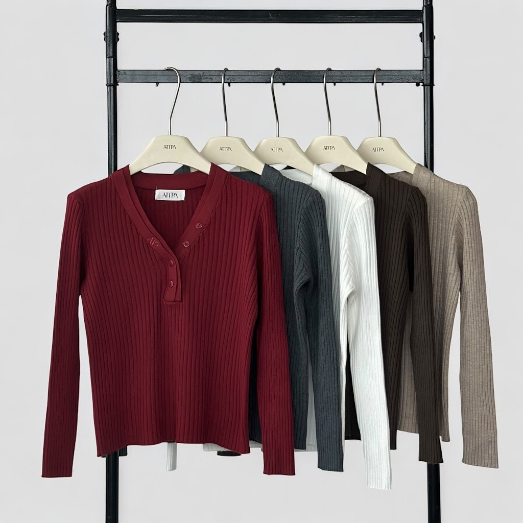 Atipashop - LOUVA KNIT TOP เสื้อแขนยาว ผ้าไหมพรม ปักโลโก้ มีหลายสี