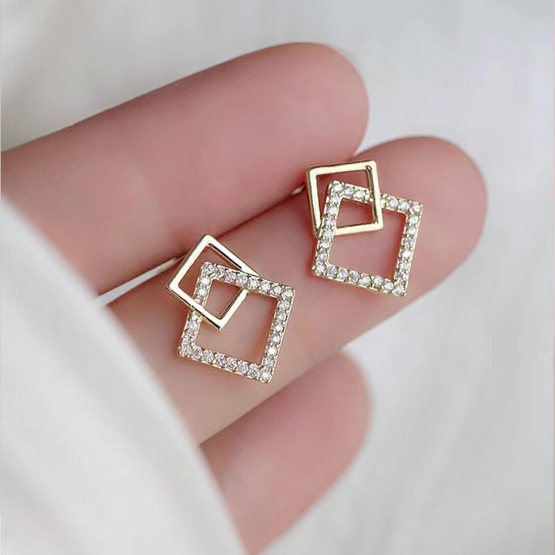 😊ของสวย ส่งไวจ้า😊ต่างหูแฟชั่น แบบเสียบ ลายสี่เหลี่ยมประดับเพชร สไตล์เกาหลี พร้อมส่ง