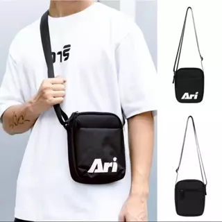 ARI BAG - BLACK (AHW1585-01) กระเป๋าสะพายข้าง อาริ ESSENTIAL POCKET สีดำ