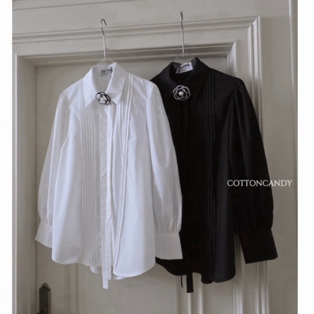 เสื้อเชิ๊ตดีเทลตีเกร็ดหน้าสวยหรูดูแพงทำถึงสุด ๆ มาพร้อมเข็มกลัดดอกคาเมลเลียสุดจึ้ง ใส่สวย แพทเทิลเป๊ะ งานดีมาก